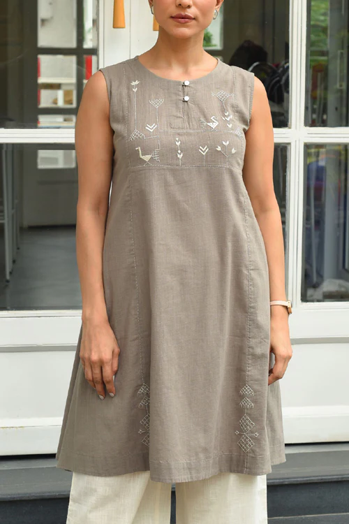 Rangsutra Bagh Cotton Sleeveless Grey Hand Embroidered Kurta - Image 4
