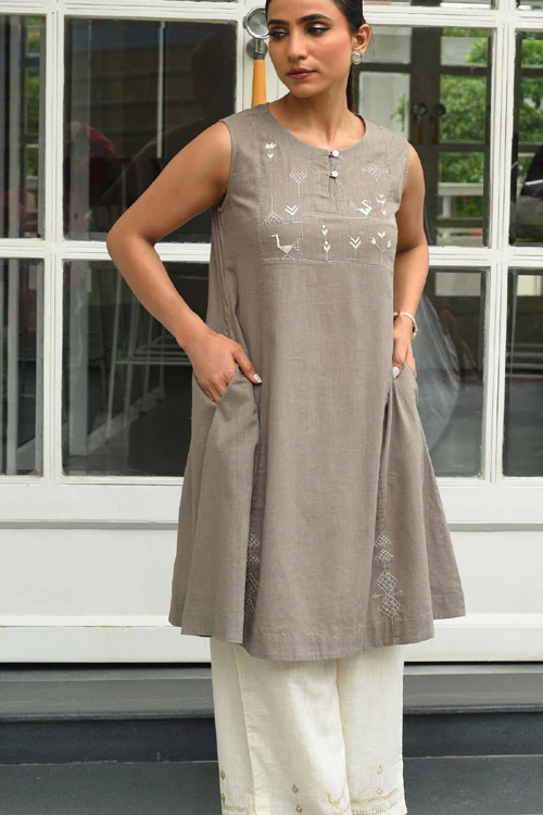 Rangsutra Bagh Cotton Sleeveless Grey Hand Embroidered Kurta - Image 6