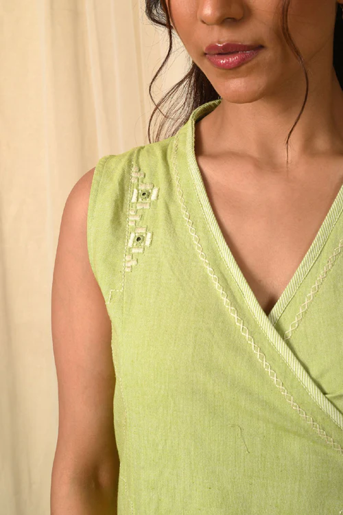 Rangsutra Baori Green Hand Embroidered Sleeveless Kurta Cum Dress - Image 3