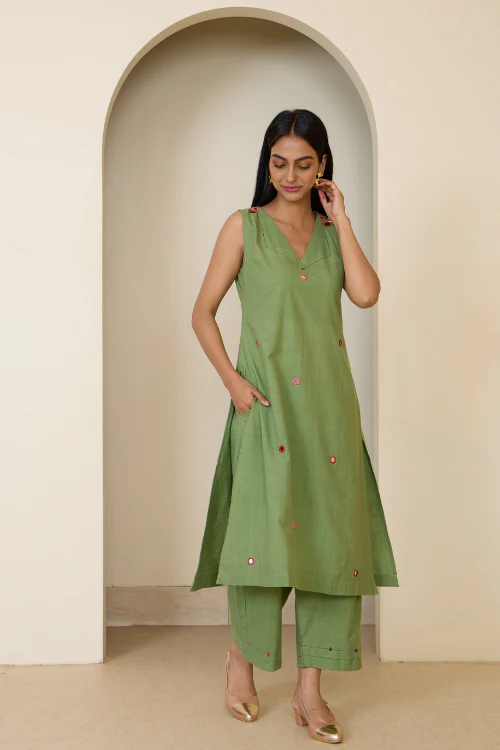 Bebaak Ada Sleeveless Hand Embroidered & Handwoven Kurta Set - Image 4