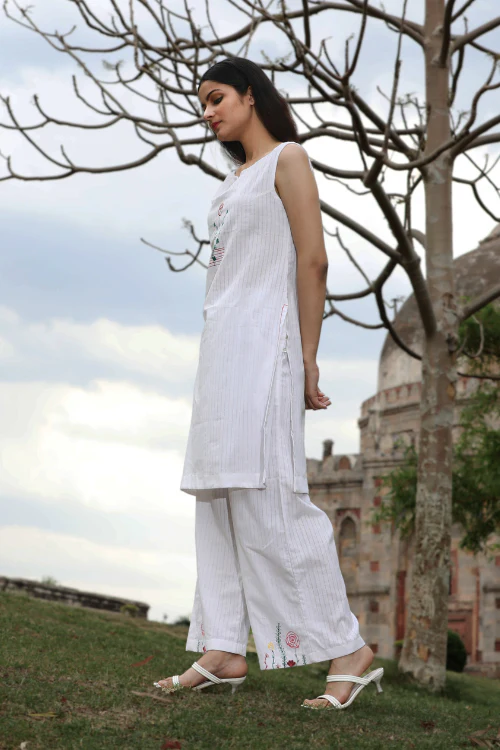 Bebaak Gajal Hand Painted & Handwoven Sleevless Tunic Set - Image 4