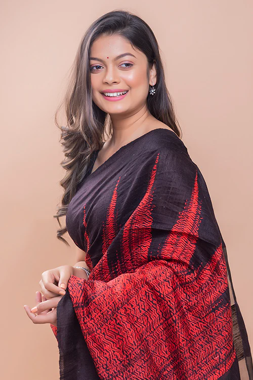 TICH Elegant Bengal Handwoven Matka Silk Shibori Saree - Black & Red - Image 4