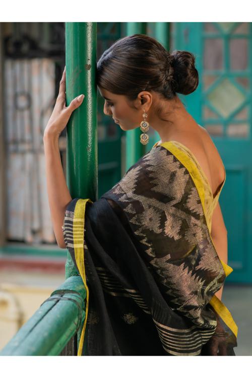 Handwoven Elegance. Exclusive Linen Jamdani Saree - Black Beauty - Image 4