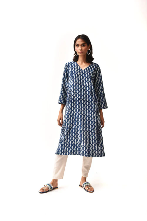 Rangsutra Indigo Three Quarter Sleeves V-Neck Kurta - Image 3