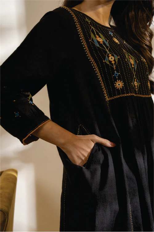 Paheli Black Front-Yoke Cotton Kurta With Pakka Hand Embroidery - Image 2