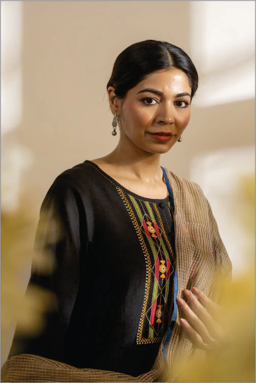 Paheli Black Straight-Fit Cotton Kurta With Pakka Hand Embroidery - Image 4