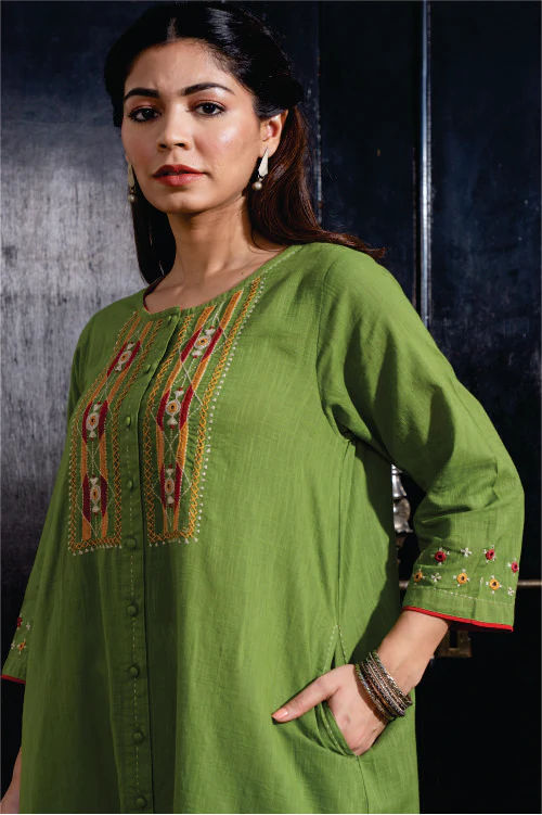 Paheli Green Straight-Fit Cotton Kurta With Pakka Hand Embroidery - Image 3