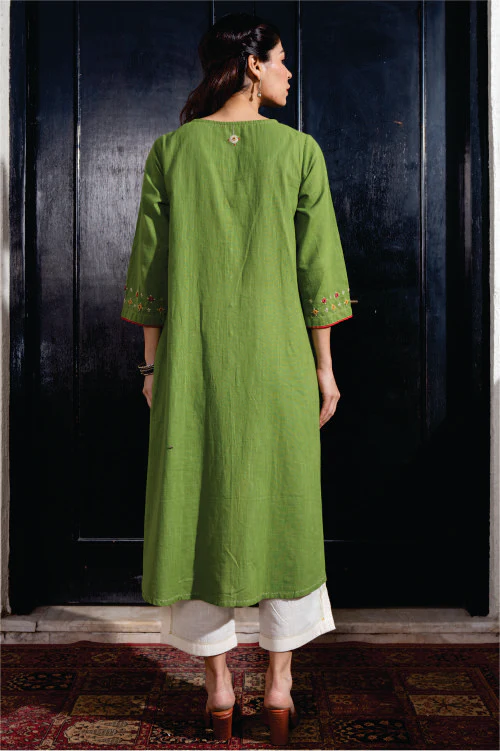 Paheli Green Straight-Fit Cotton Kurta With Pakka Hand Embroidery - Image 4
