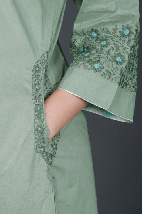 Phae Aarna Kurta With Contrast Collar And Hand Chikankari