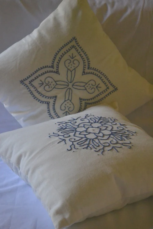 Porgai 'Kaleidoscope III' Hand Embriodered Cotton Cushion Covers Off-white (set of 2) - Image 2