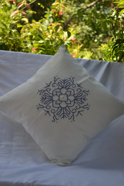 Porgai 'Kaleidoscope III' Hand Embriodered Cotton Cushion Covers Off-white (set of 2) - Image 3