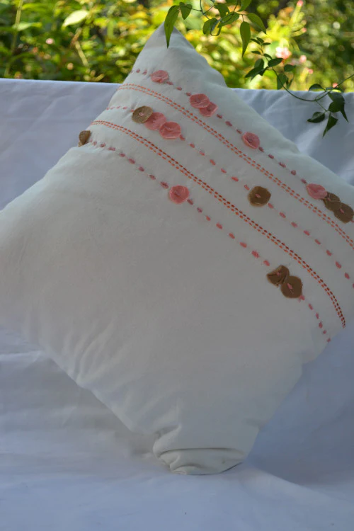 Porgai 'Living Coral A' Hand Embriodered Set of 4 Cotton Cushion Covers White (Set of 4) - Image 5