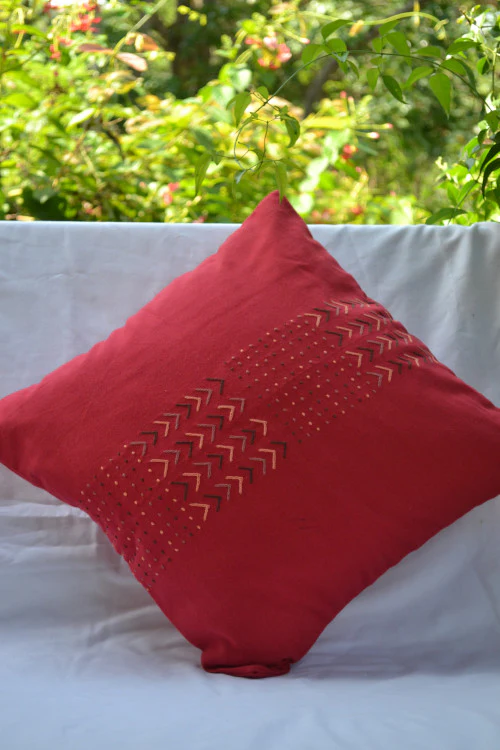 Porgai 'Living Coral B' Hand Embriodered Set of 5 Cotton Cushion Covers Offwhite & Red (Set of 5) - Image 4