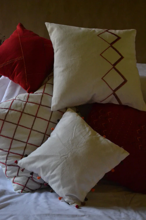 Porgai 'Living Coral B' Hand Embriodered Set of 5 Cotton Cushion Covers Offwhite & Red (Set of 5) - Image 5