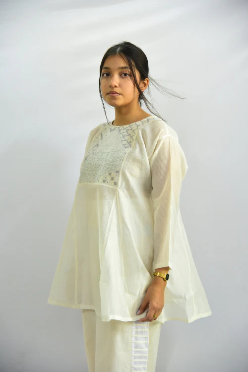 Sadhna 'Dhavlo' White Applique And Tanka Work Short Chanderi Silk Kurta - Image 4