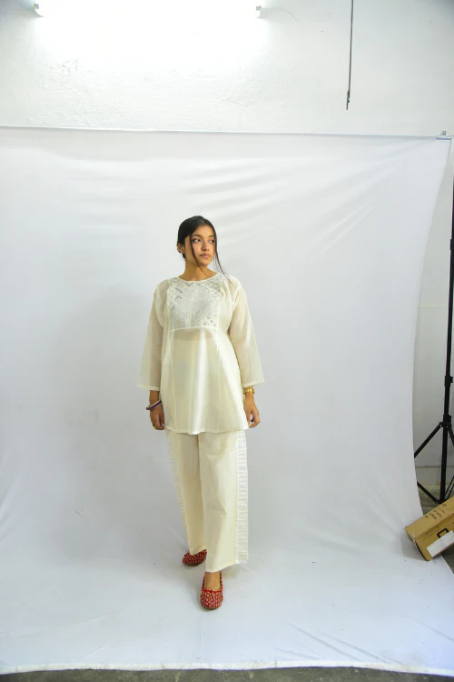 Sadhna 'Dhavlo' White Applique And Tanka Work Short Chanderi Silk Kurta - Image 6