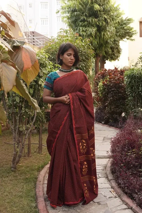 Sadhna"Gulmohar"Dot Print Maroon Cotton Saree - Image 2