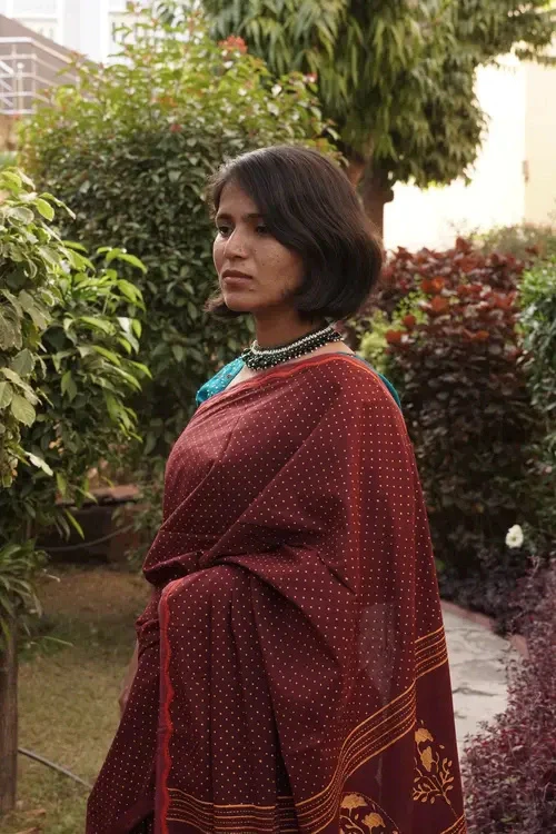 Sadhna"Gulmohar"Dot Print Maroon Cotton Saree - Image 3