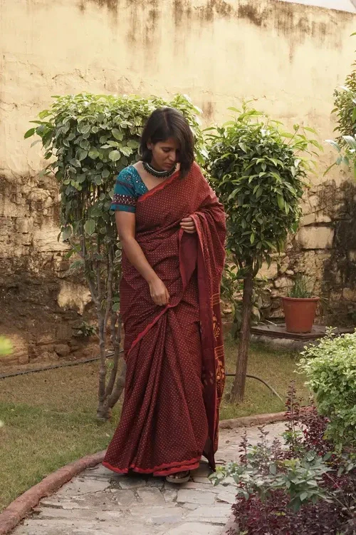 Sadhna"Gulmohar"Dot Print Maroon Cotton Saree - Image 4