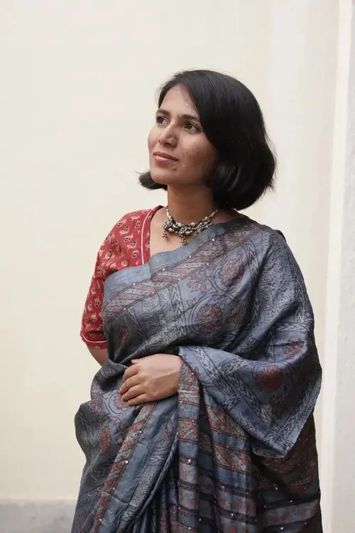 Sadhna"Meghmala"Grey Silk Block Printed Saree - Image 3
