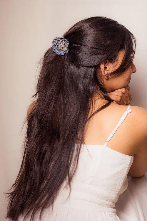 Samoolam Guncha Classic Gray Dahlia Hair Clutch - Image 3