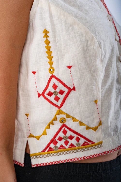 Rangsutra Shifrah Soof Embroidered Off-White Sleeveless Blouse - Image 3