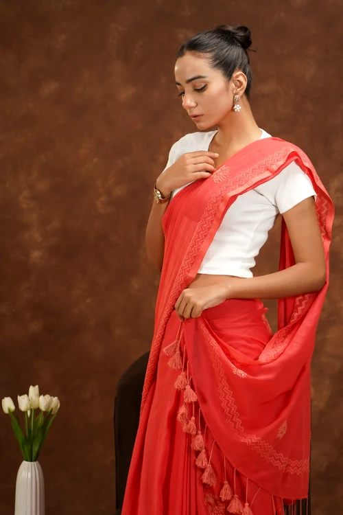 Shwet Women Coral Pink Hand Embroidered Chikankari Mulmul Saree - Image 5