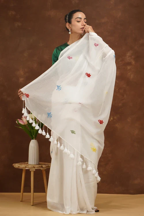Shwet Women White Hand Embroidered Chikankari  Mulmul Saree - Image 5