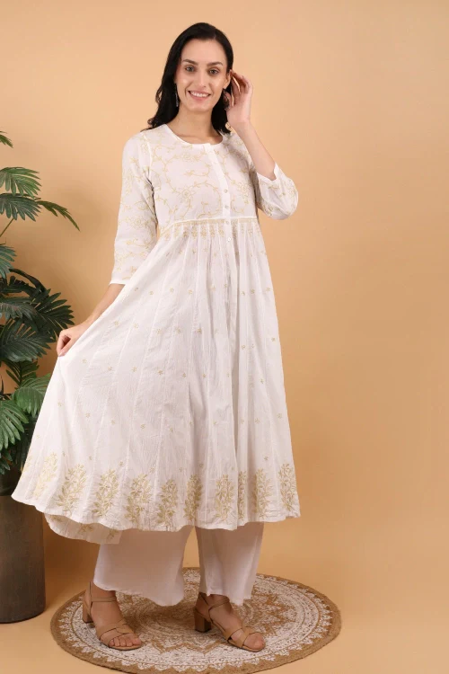 Shwet Women White Hand Embroidered Chikankari Shrug - Image 3