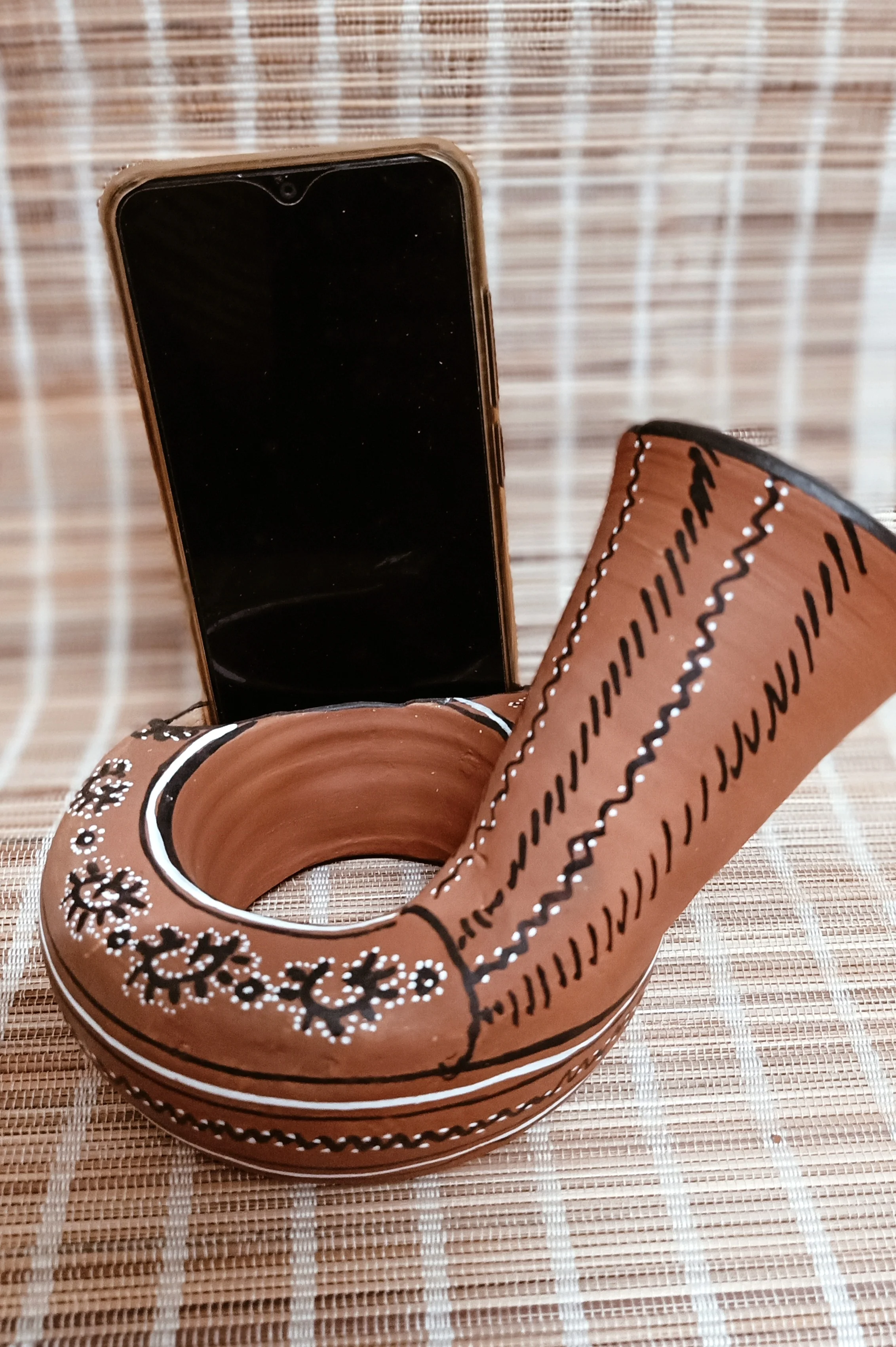 Terracotta by Sachii "Kutch Painted Pottery Amplifier" - Image 4