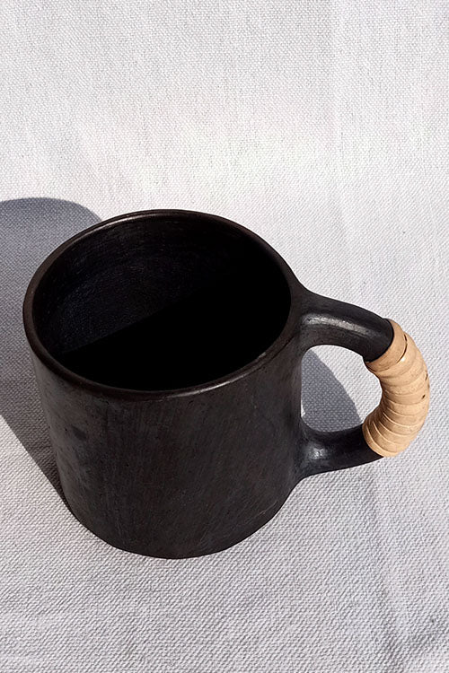 Terracotta by Sachii Longpi Black Pottery Beer Mug Small - Image 3