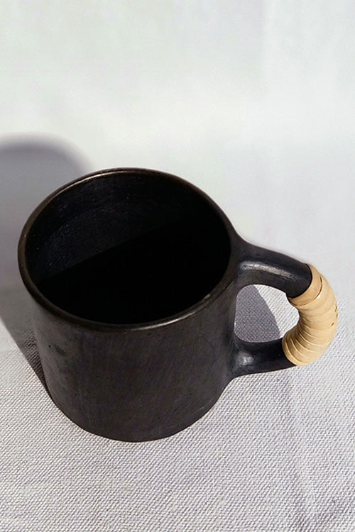 Terracotta by Sachii Longpi Black Pottery Beer Mug Small - Image 4