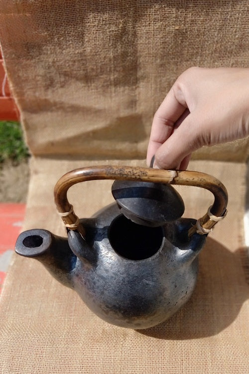 Terracotta by Sachii Longpi Black Pottery Flame-Safe Kettle - Image 3