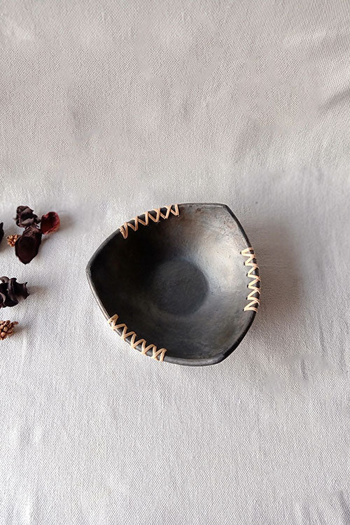 Terracotta by Sachii Longpi Black Pottery Triangular Serving Bowl - Image 5