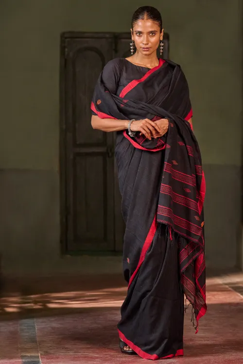The ICH Bengal Vibes. Handwoven Jamdani Soft Mul Cotton Saree - Black And Red - Image 2