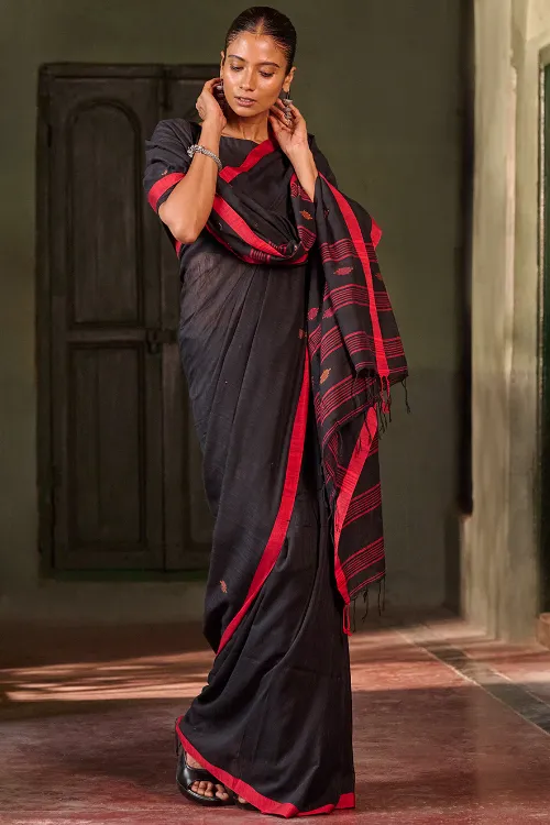 The ICH Bengal Vibes. Handwoven Jamdani Soft Mul Cotton Saree - Black And Red - Image 4