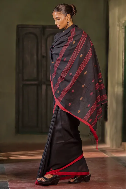 The ICH Bengal Vibes. Handwoven Jamdani Soft Mul Cotton Saree - Black And Red - Image 5