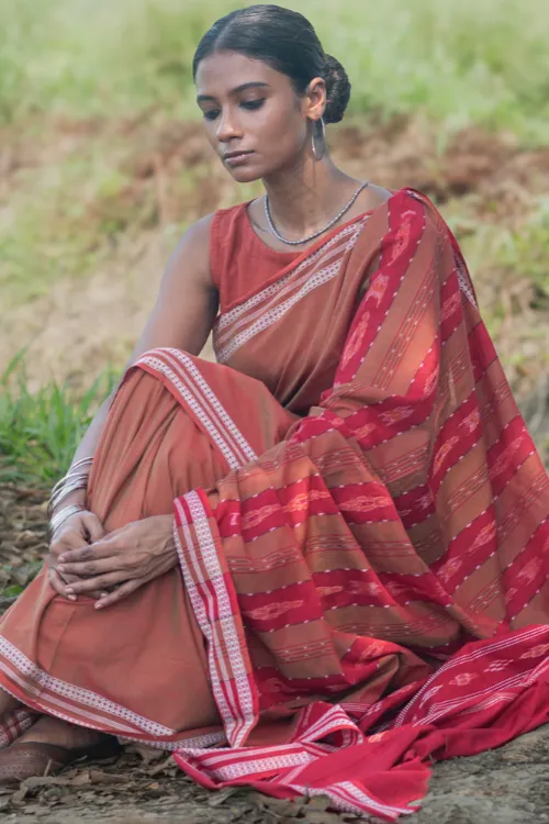 The ICH Sambalpuri Handwoven Ikat Soft Cotton Saree - Lal Mrinal - Image 3