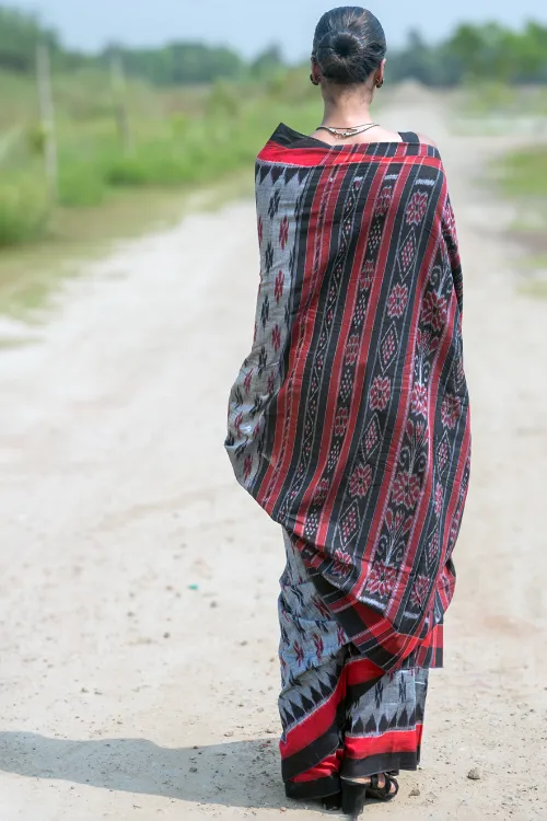 The ICH Sambalpuri Handwoven Ikat Soft Cotton Saree - Rudr Megh - Image 4