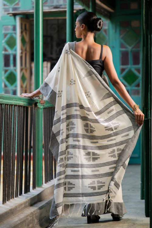 TICH Soft & Light. Handwoven Bengal Cotton Saree - Cream Elegance - Image 5