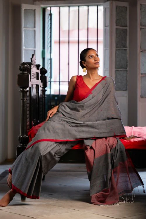 TICH Soft & Light. Handwoven Bengal Cotton Saree - Crimson Touch - Image 6