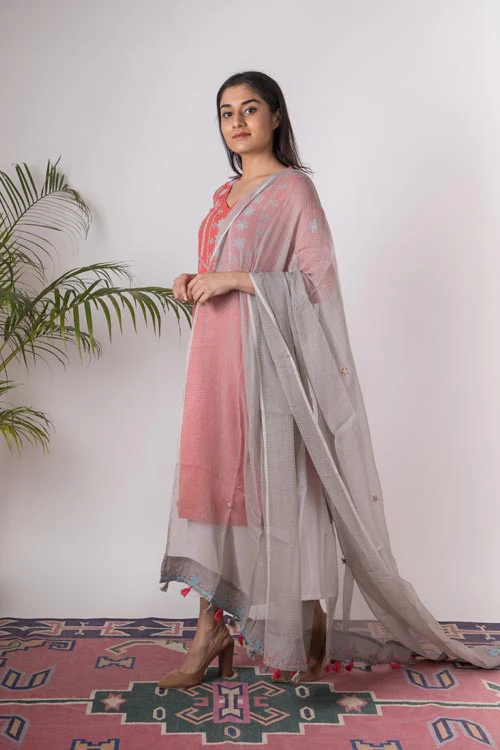 Urmul 'Charu' Hand Embroidered pink kotta doriya kurta . 2pc set (kurta and dupatta) - Image 3