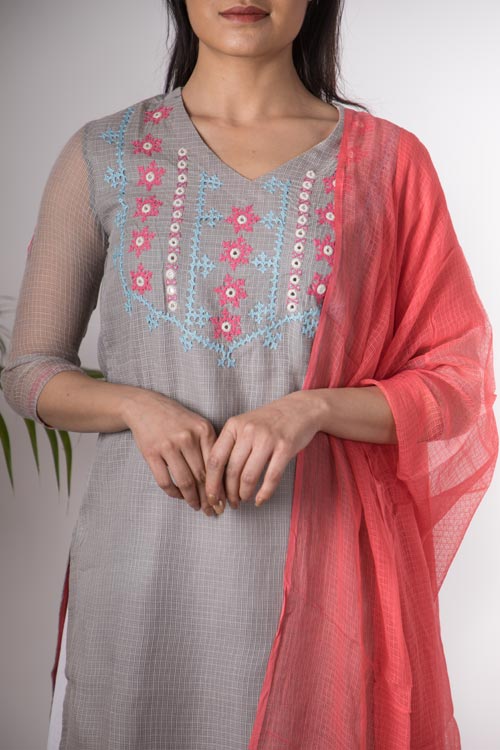 Urmul 'Dhara 'Hand Embroidered grey kotta doriya kurta . 2pc set (kurta and dupatta) - Image 3