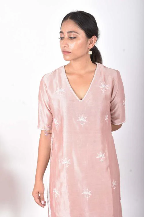 Urmul 'diti' Hand Embroidered soft peach cotton chanderi kurta - Image 2