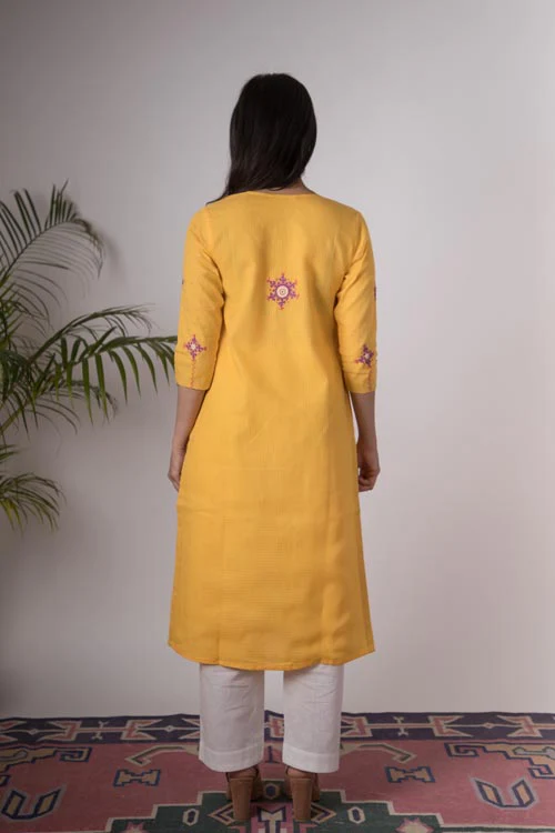 Urmul 'Pyaari' Hand Embroidered Yellow kotta doriya kurta . 2pc set (kurta and dupatta) - Image 3