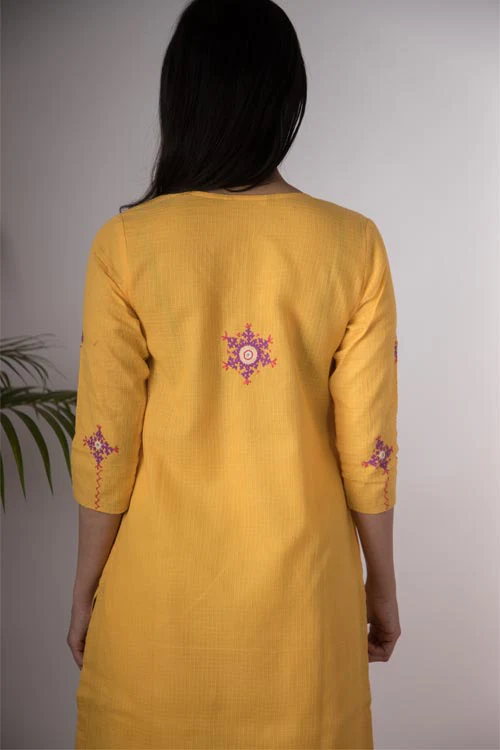 Urmul 'Pyaari' Hand Embroidered Yellow kotta doriya kurta . 2pc set (kurta and dupatta) - Image 4