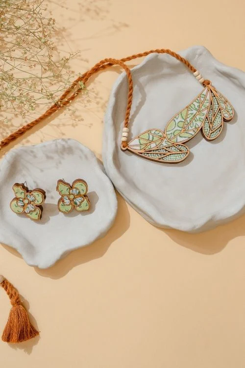 WHE Green Bloom Leaf Motif Repurposed Fabric And Wood Necklace - Image 4