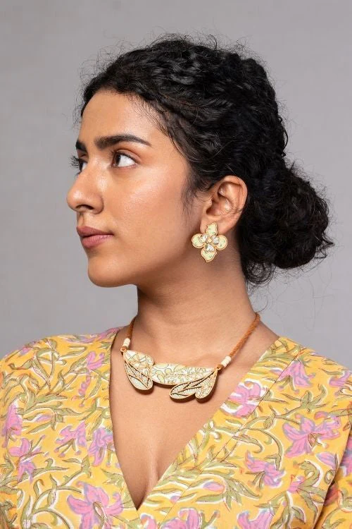 WHE Green Bloom Leaf Motif Repurposed Fabric And Wood Necklace - Image 6