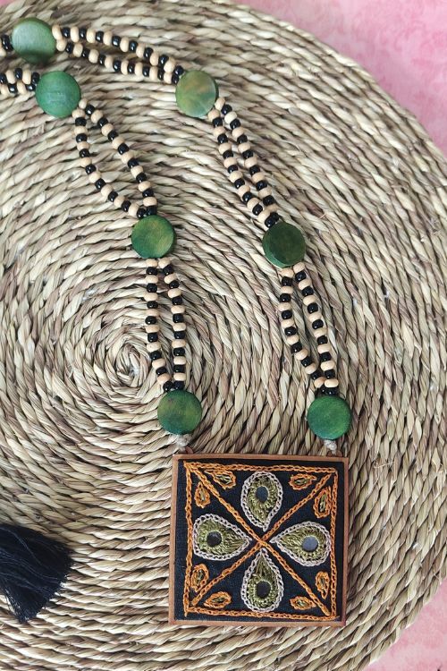 WHE Hand Embroidered Green Pendant Necklace With Beaded String