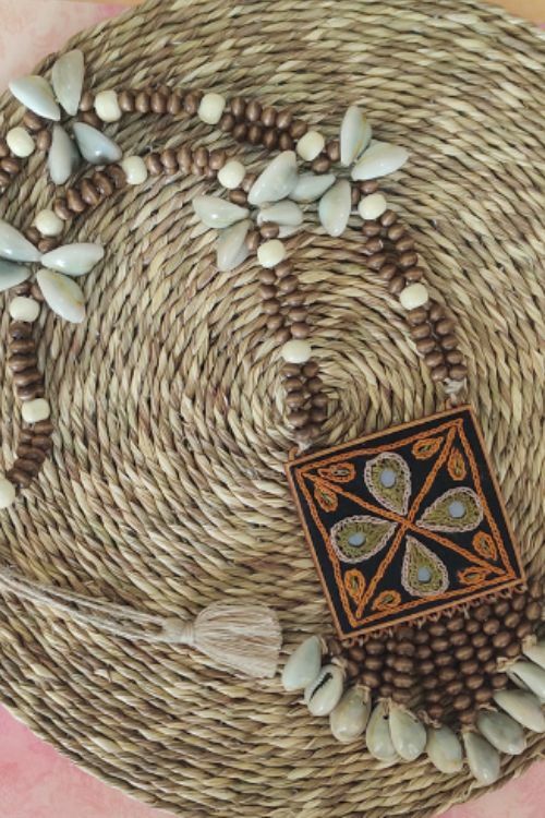 WHE Hand Embroidered Green Pendant Necklace With Cowry String